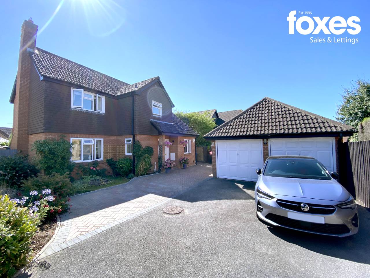 DETACHED HOUSE | FOUR BEDROOMS | EN SUITE | LOUNGE, STUDY, DINING ROOM | MODERN KITCHEN & UTILITY | DOUBLE GARAGE & PARKING | BEAUTIFUL LANDSCAPED GARDENS | CLOSE TO BOURNEMOUTH UNIVERISTY & EXCELLENT LOCAL SCHOOLS